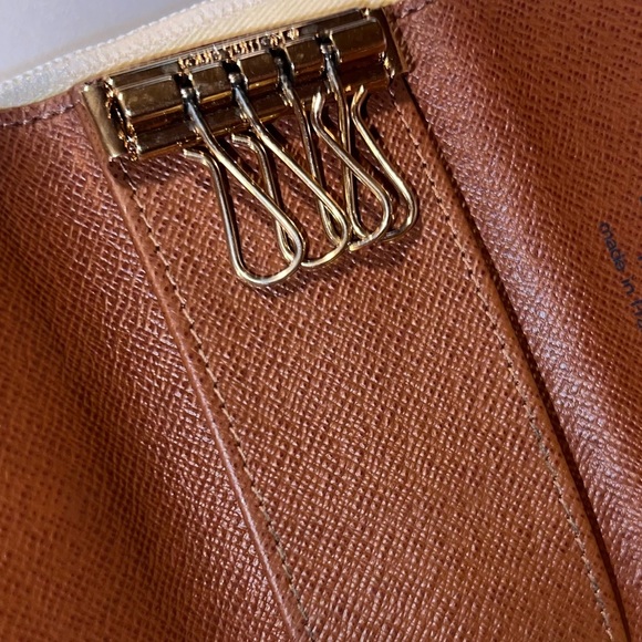 Authentic Louis Vuitton 4 key holder w/ authentication card. - Picture 7 of 10